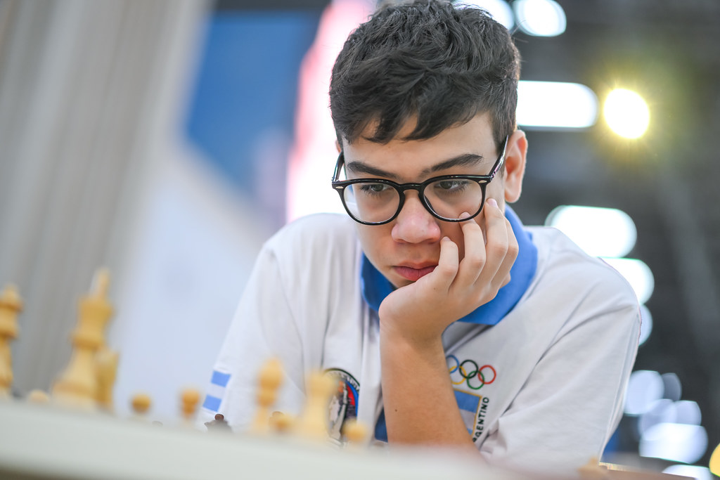 Faustino Oro concentrado ante el tablero durante la Olimpiada de Ajedrez de 2026